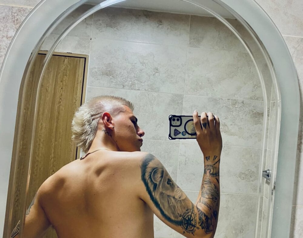 aiden_tattedboyx from stripchat