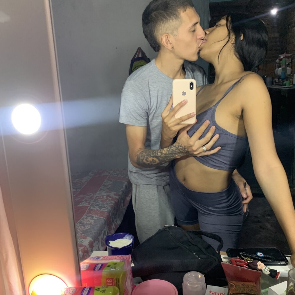 Live sex webcam photo for brandon_anthonella #289532806