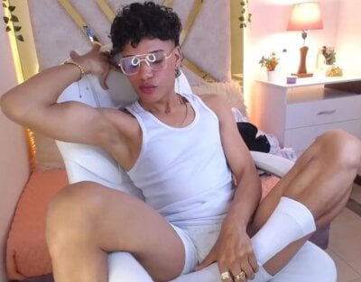diaval_1bk_ Live Cam on StripChat and RICams