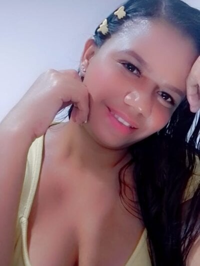 Leslyhornyluv Female Shaven Online Cam Striptease