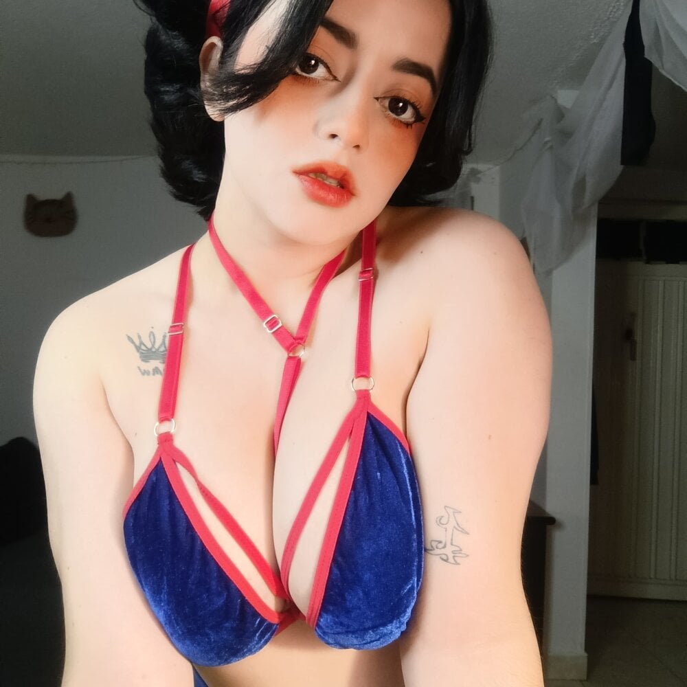 Lin-cute live cam model at StripChat