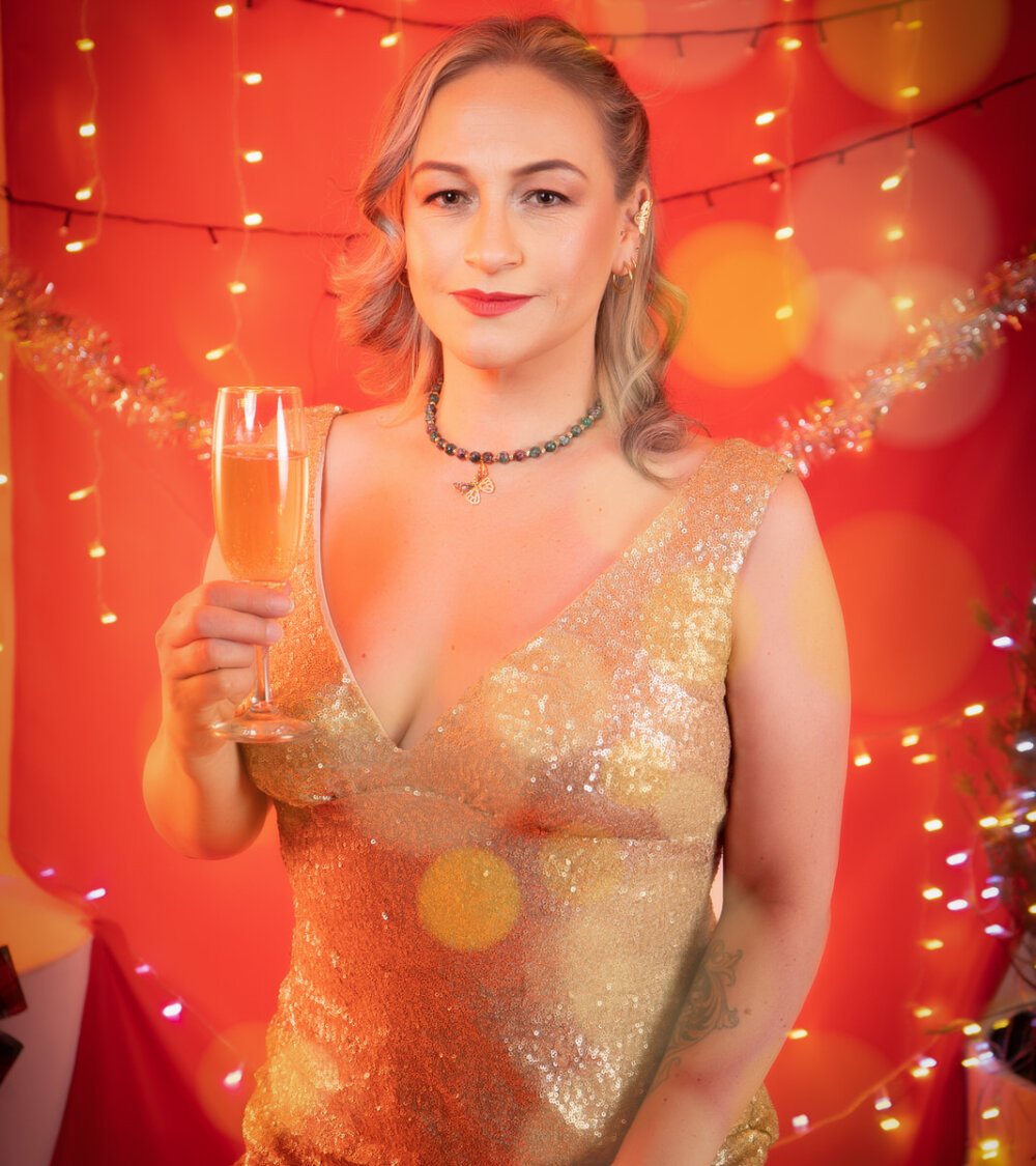 stripchat charlot_milf webcam profile pic via sleekcams.com