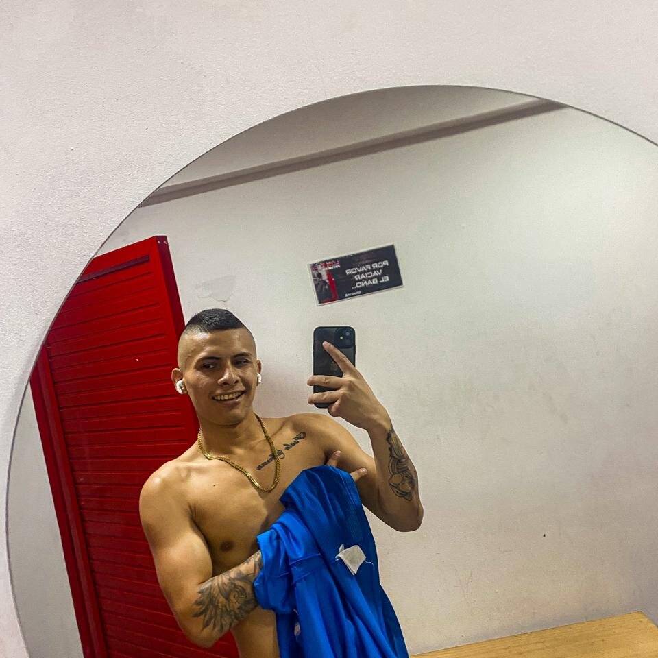 Hombredelanoche's Offline XXX Chat