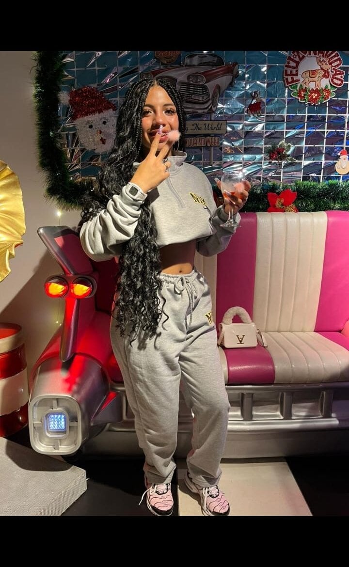 arianaa_tompsoon's Offline Chat Room