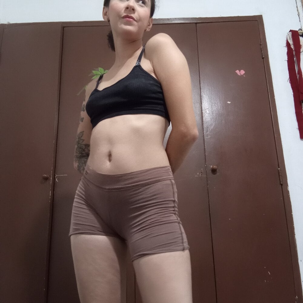 myliveeroticcams.com coralpetite livesex profile in latin cams