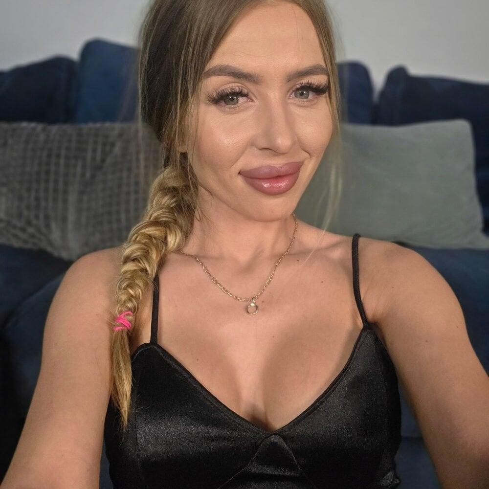 xxx-topcamgirls.com adelinadoll livesex profile in paradiseill-be-back-on-january-3 cams