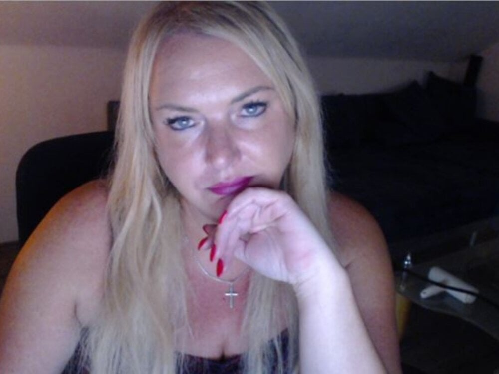 sandy-summer from stripchat