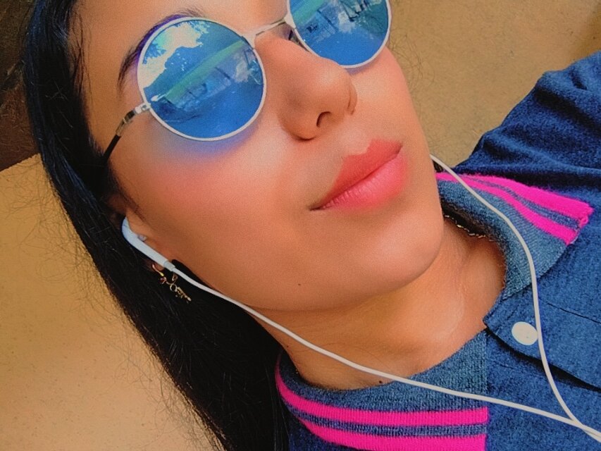 Live sex webcam photo for victoria_fierro1 #289959155