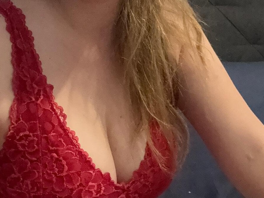 iluvcams.com iza_bellaa livesex profile in 1828912127 cams