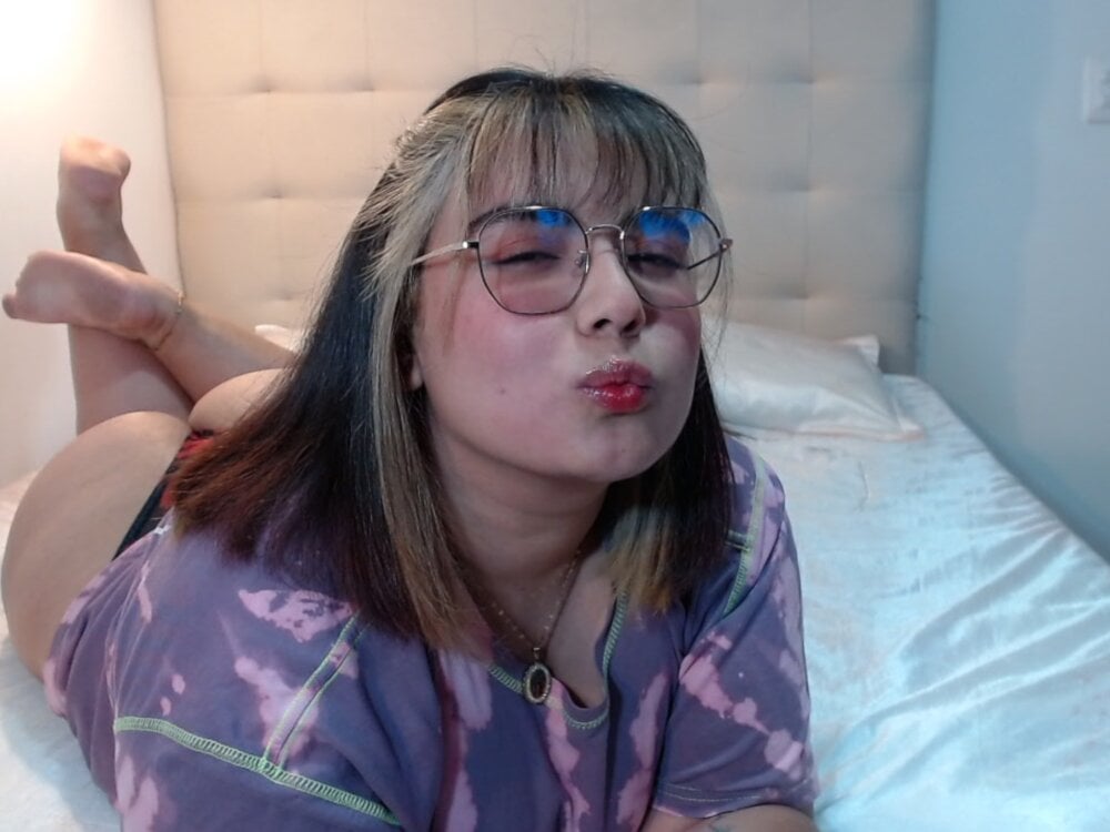 6livesex.com yinibelle livesex profile in col cams