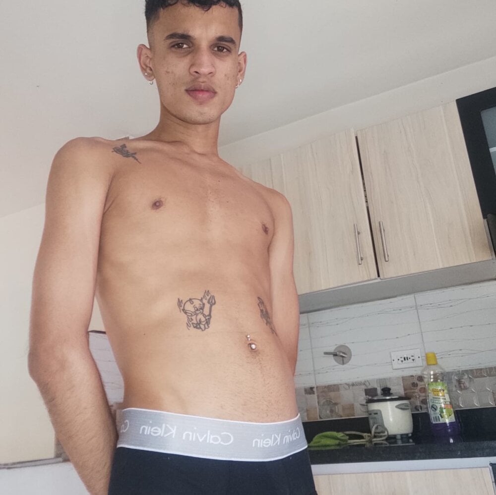 boyy_montiel live cam model at StripChat