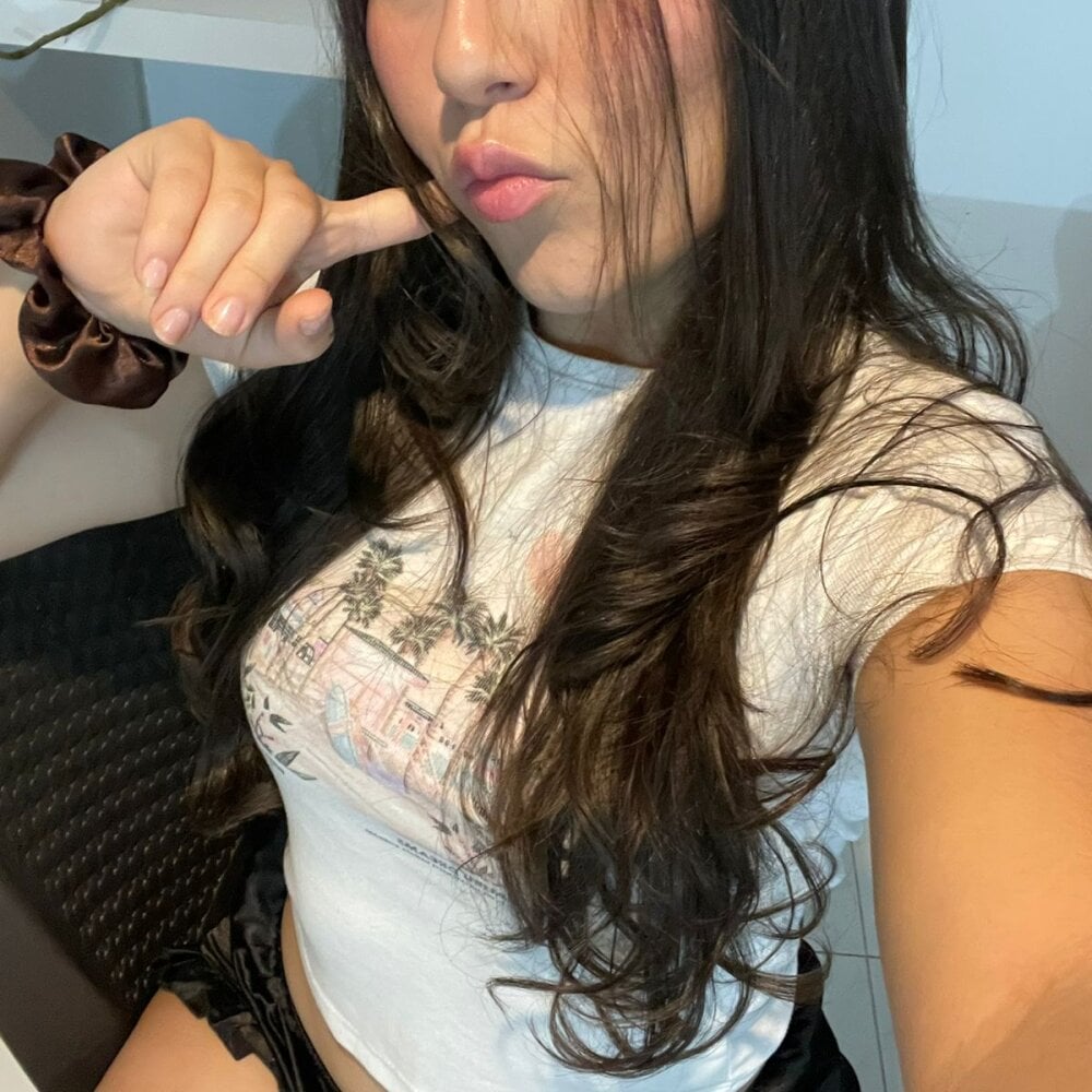 glamcambabes.com sarah_greyy livesex profile in nobody-reads-it-anyway-xd cams