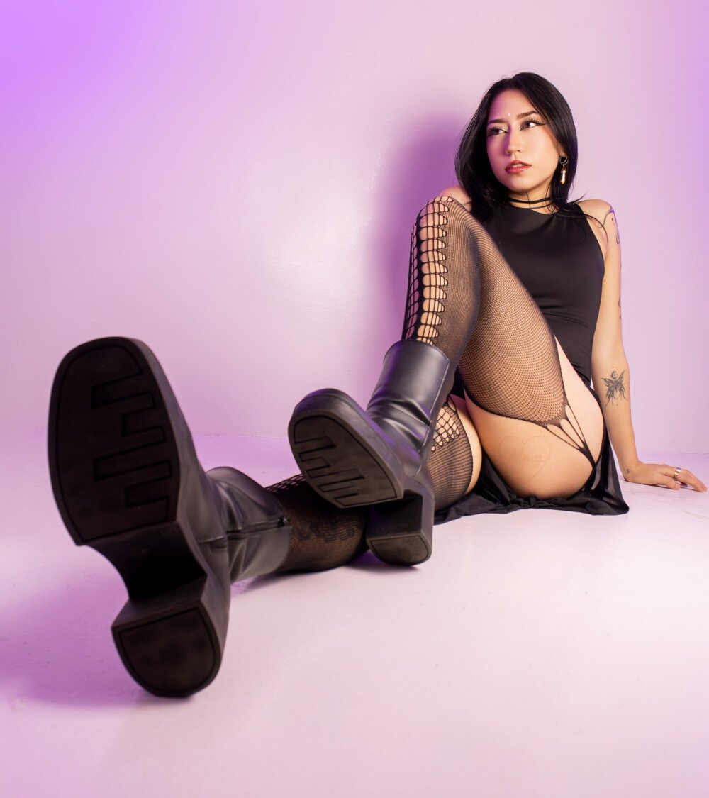 sexlivecamsites.com artemisamoonn livesex profile in small-tits cams