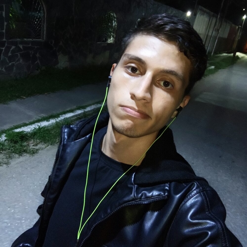 Adrian_sxp Chat XXX offline