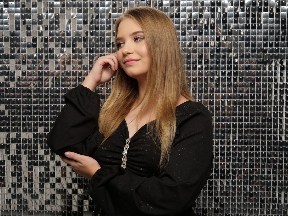 247camsex.com lunacosplay livesex profile in blond-hair cams