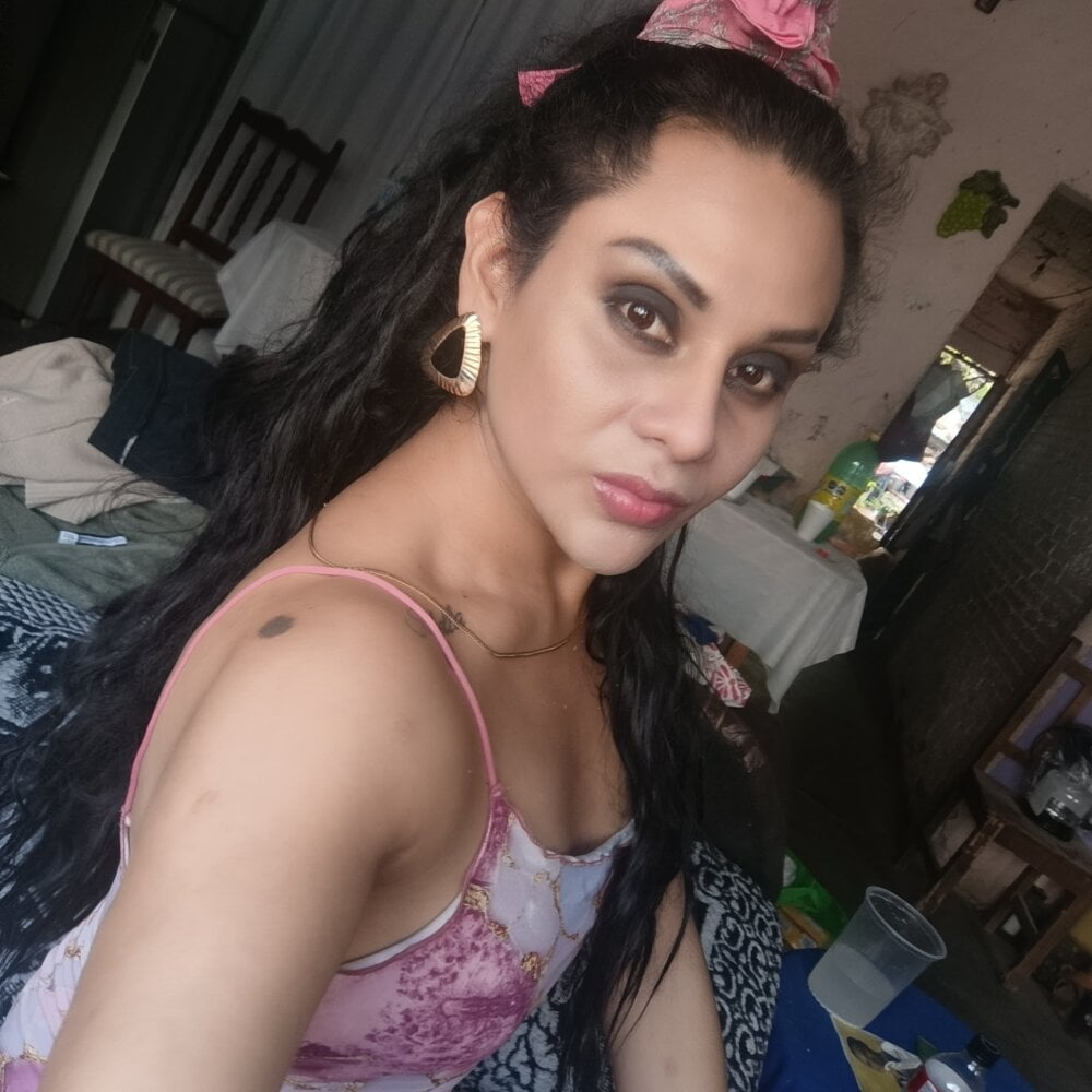 sweetsinisabella webcam profile - Norwegian