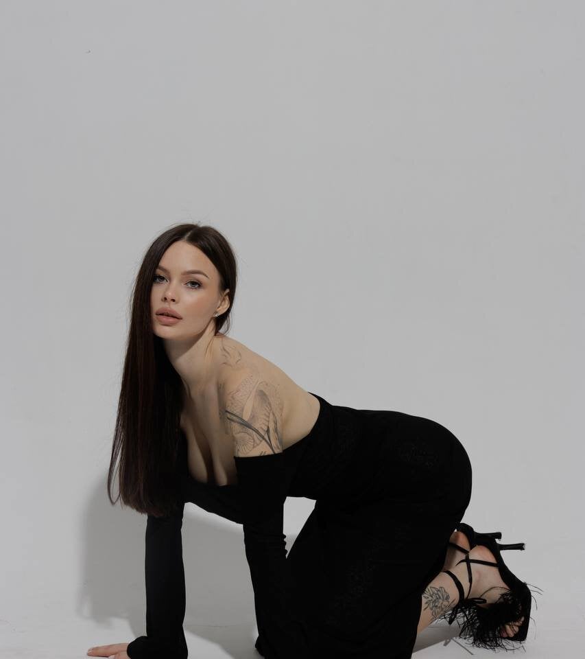 LoisBryan live cam model at StripChat