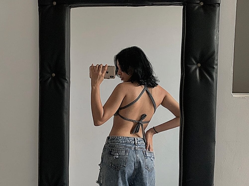 Live sex webcam photo for gabyyyy02 #290225870