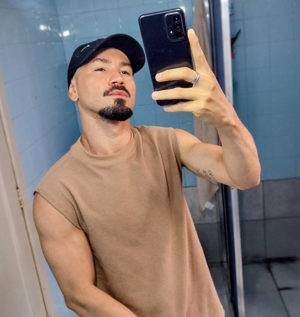 RODRIGO-777's Offline XXX Chat