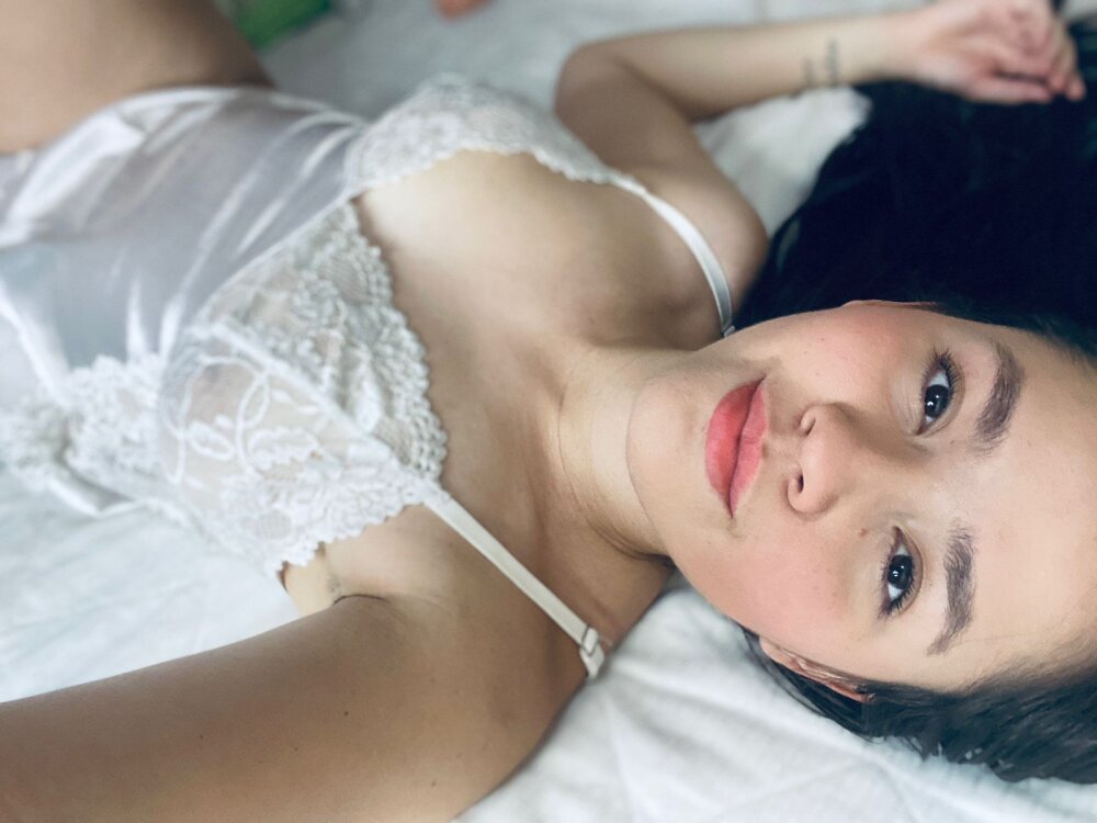 Live sex webcam photo for LunaLasman #290107427