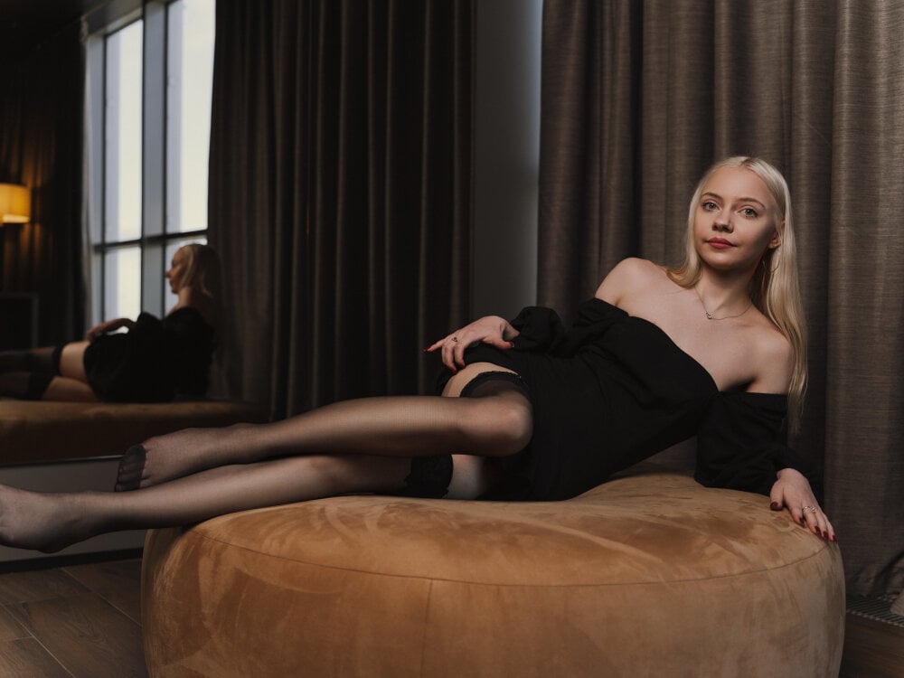 watchgirlcam.com nyx_blonde livesex profile in habibis-mansion cams