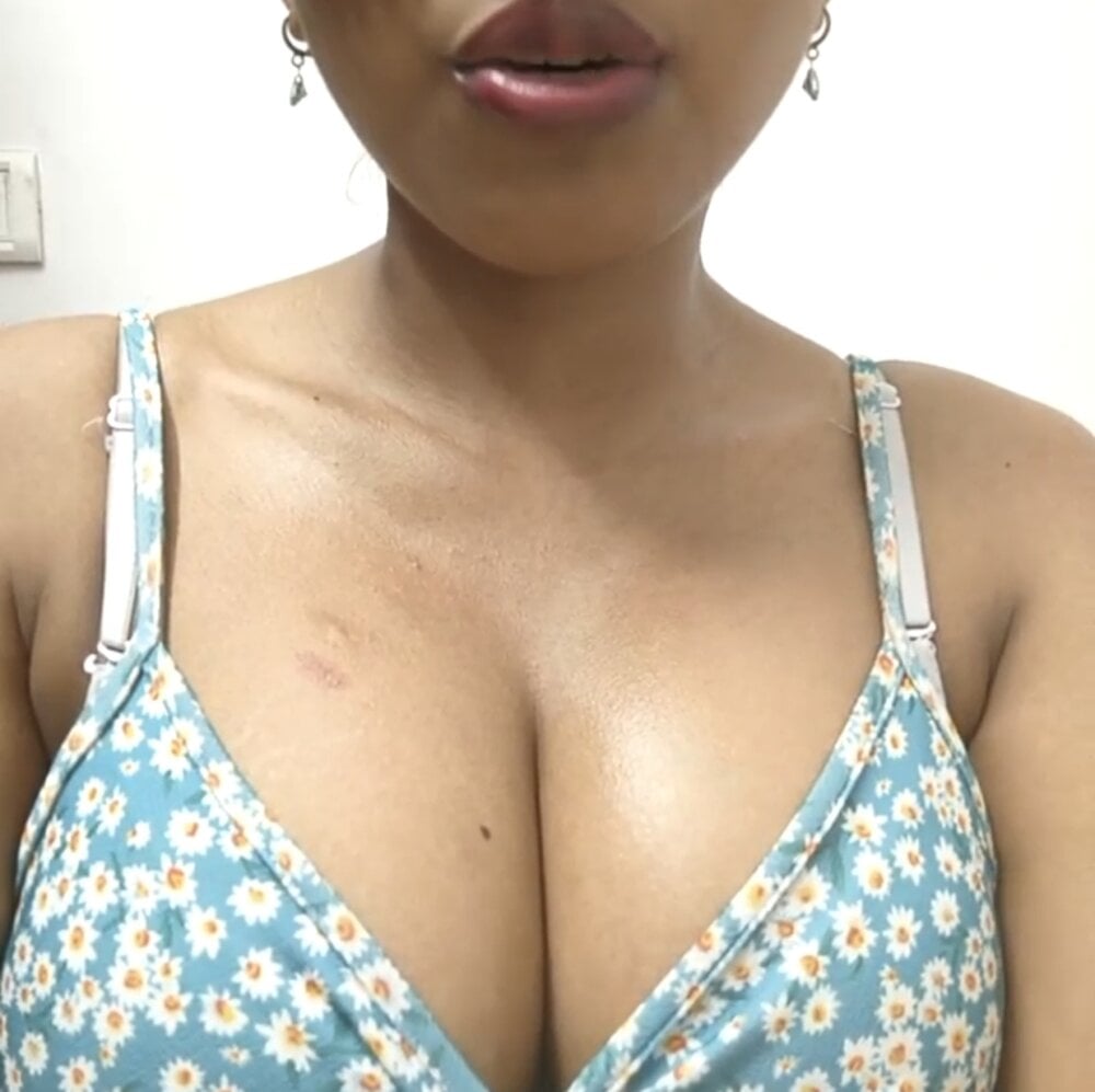 Maahhii_2 live cam model at StripChat
