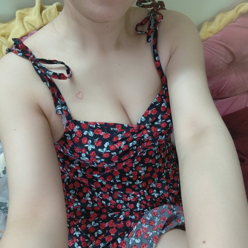 badgirlwebcam.com redcunt-girl18- livesex profile in bisexual cams