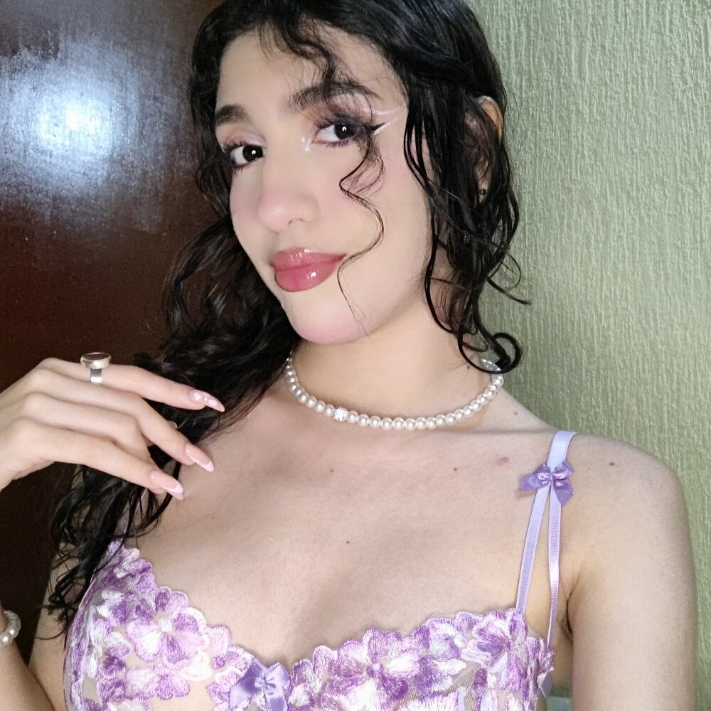 stripchat emily-hottson webcam profile pic via sexcams-joy.com