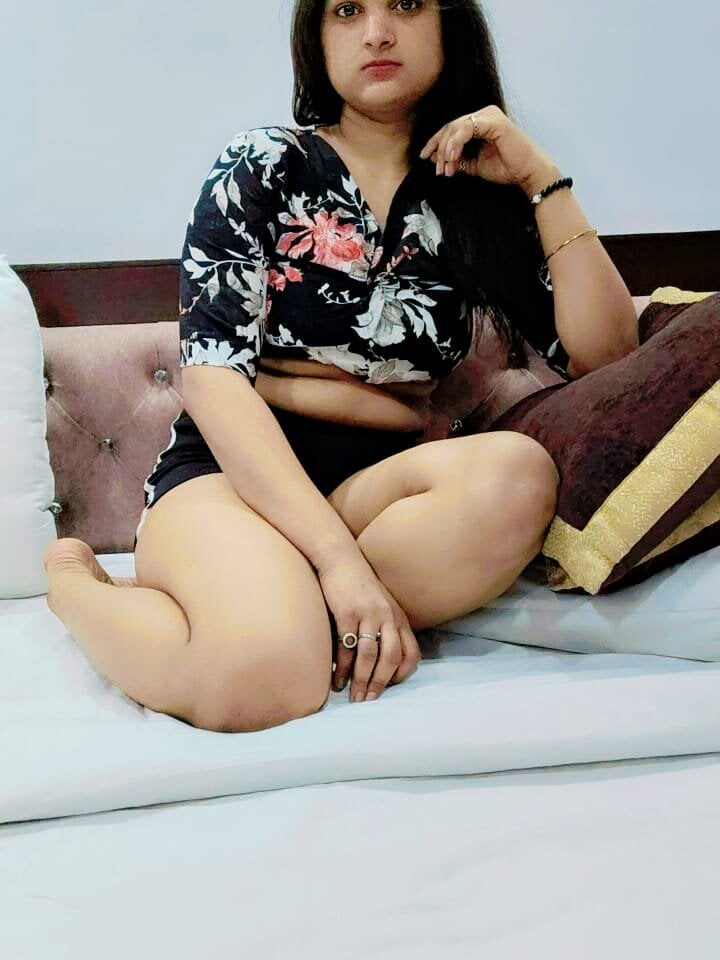 Pihu_Love09 live cam model at StripChat