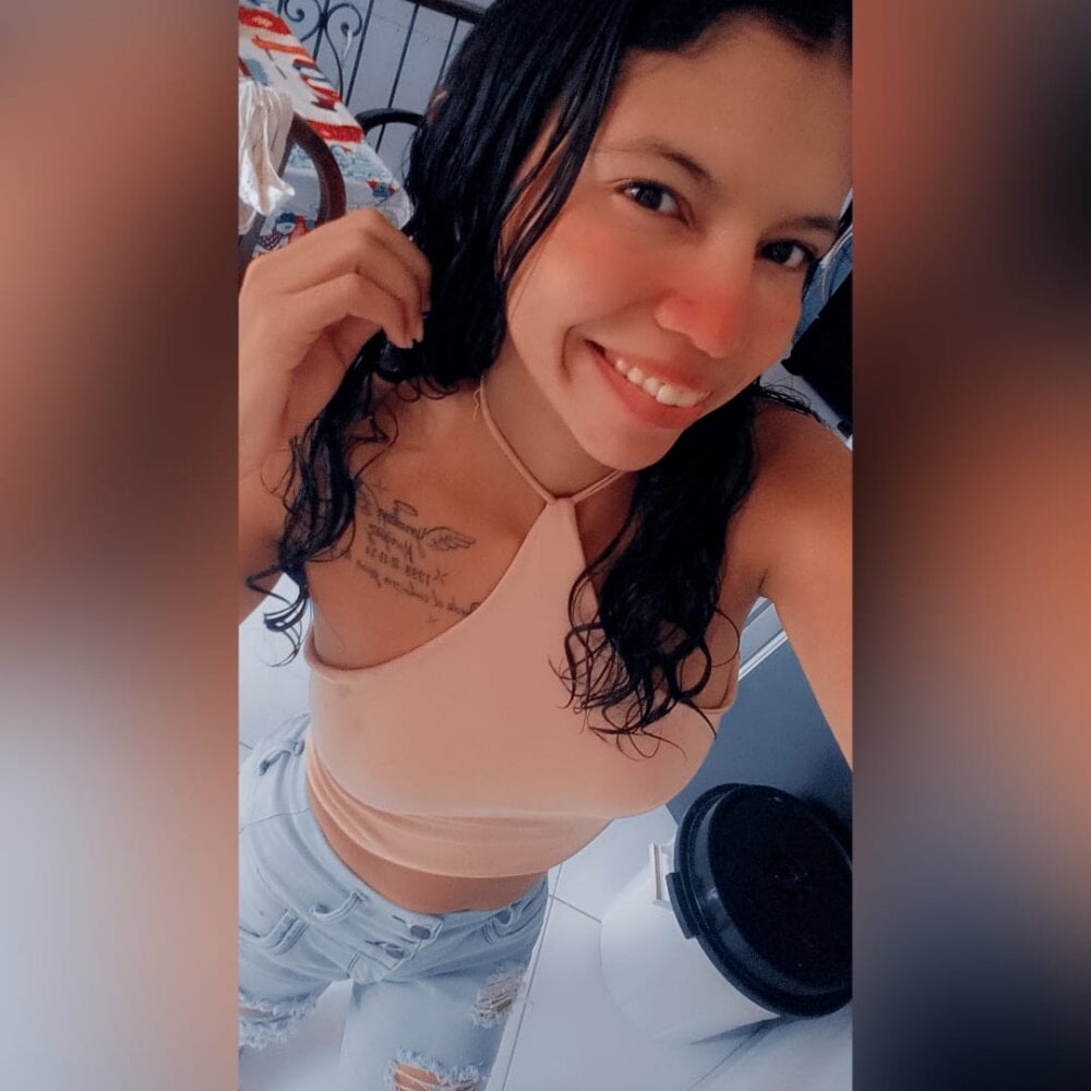 paola_sex_rojas' Offline XXX Chat