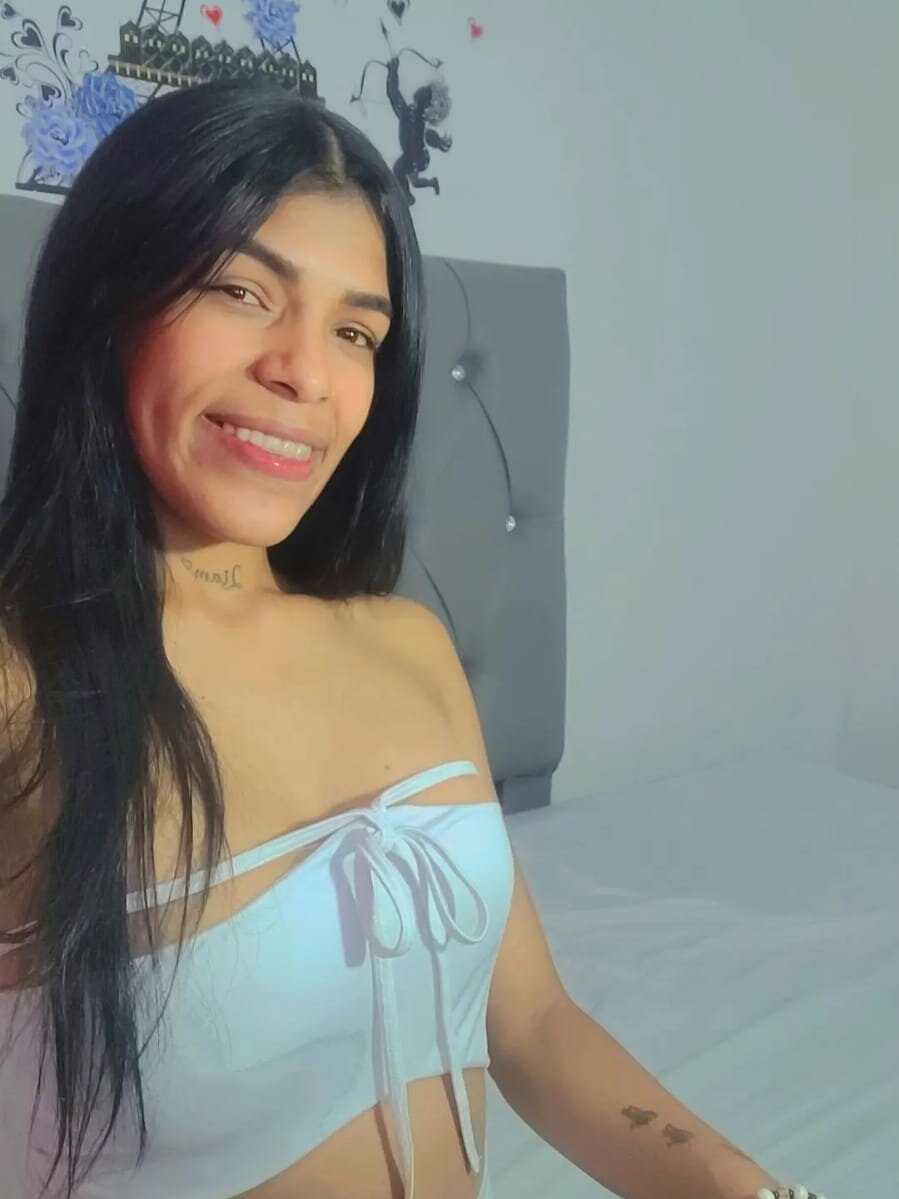 Watch VictoriaSerrad live on cam at StripChat