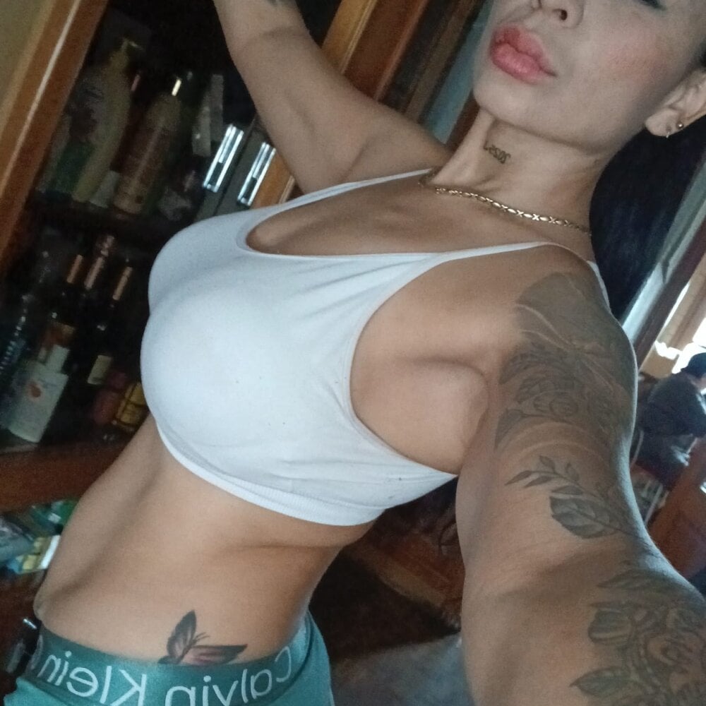 stripchat antonellaferrerr_1 webcam profile pic via livesex.fan