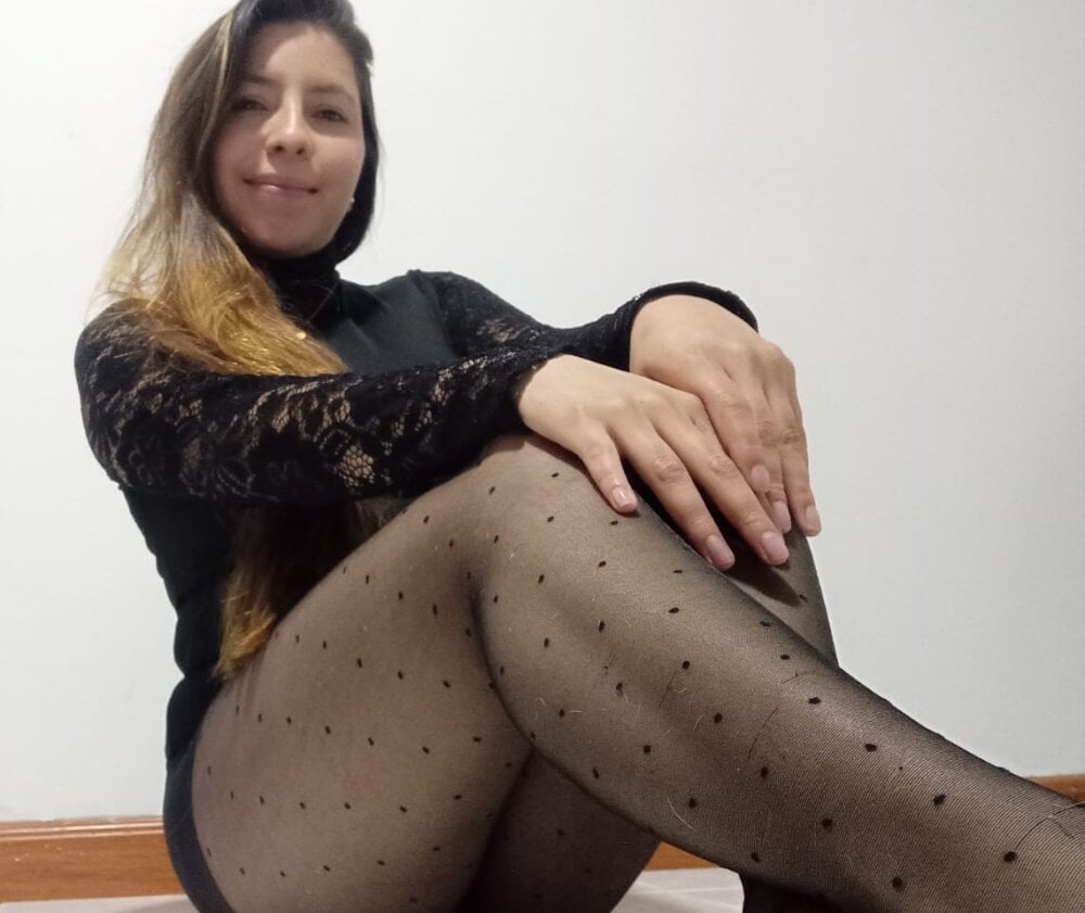 glamcambabes.com alyy_brown livesex profile in cozy-coffee-shop-during-the-rain cams