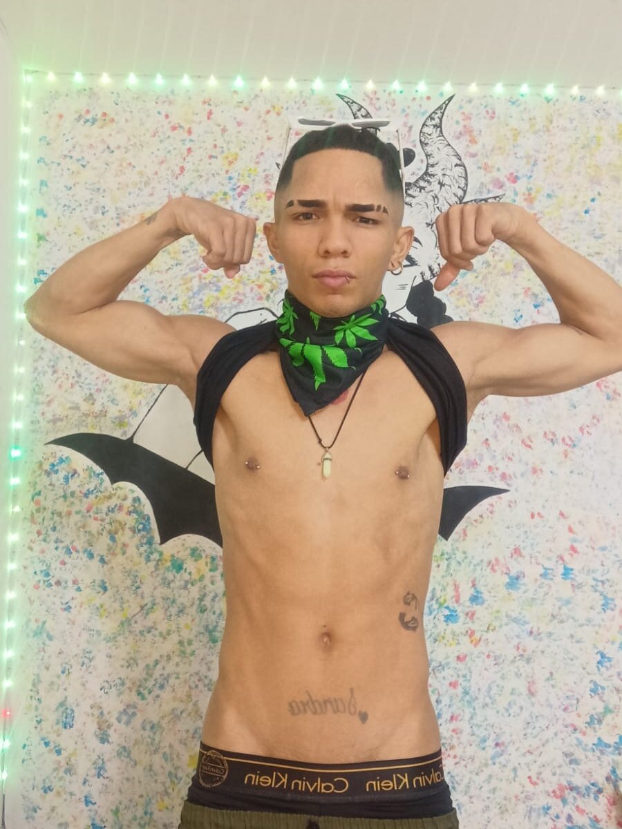 connor_brown99 live cam model at StripChat