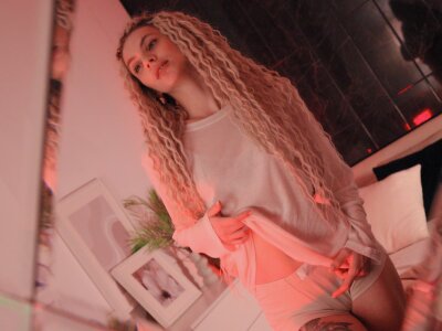 Image 1 of mia_silkk, female webcam model,  years old, on live webcam