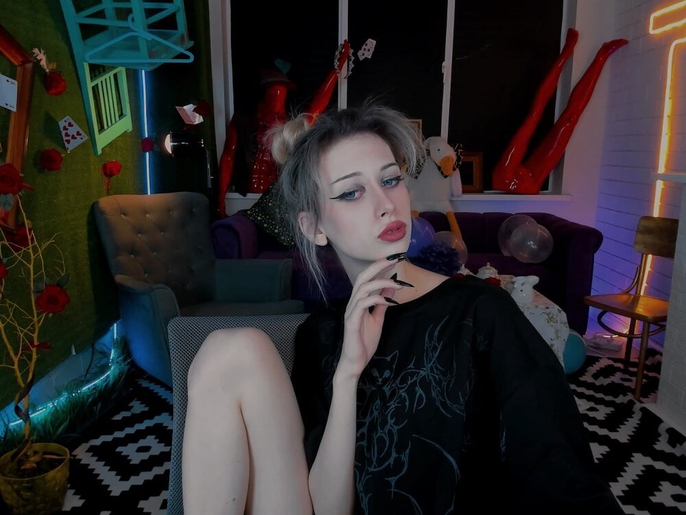 Watch LoriTori live on cam on StripChat