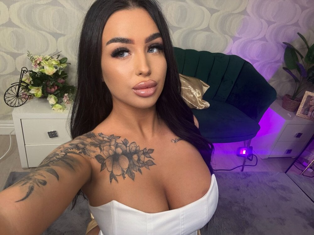 onaircams.com evaxxrosexx livesex profile in curvy cams