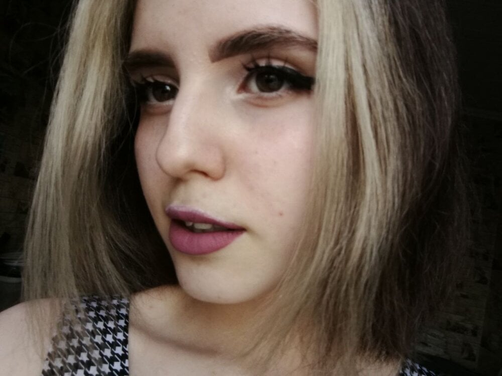 EarleneBrickell's Offline XXX Chat