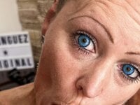 ROYALWHORESTUDIO's Offline Chat Room