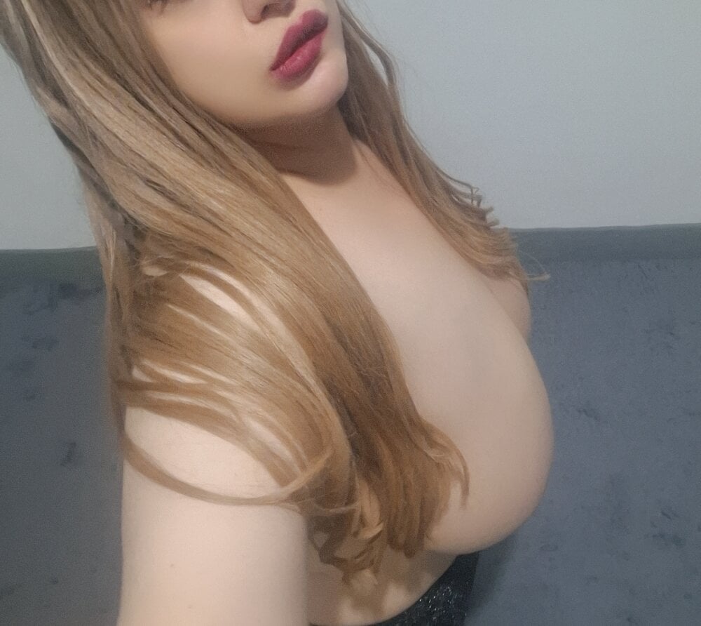 xxx-topcamgirls.com cansuozsou livesex profile in turkey cams
