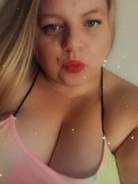 BustyBettyBBW's Offline Chat Room