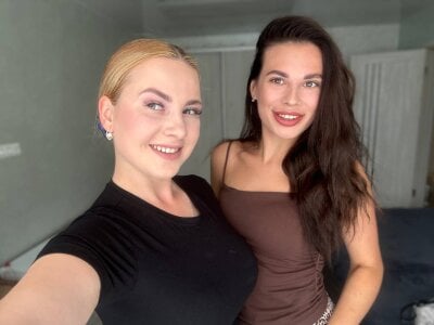 GlossyTwinsx Couple Newcheapprivates Striptease Webcam