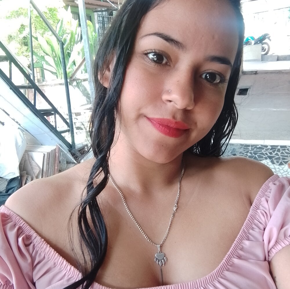 cheapadultsexcams.com maliha_21 livesex profile in bisexual cams