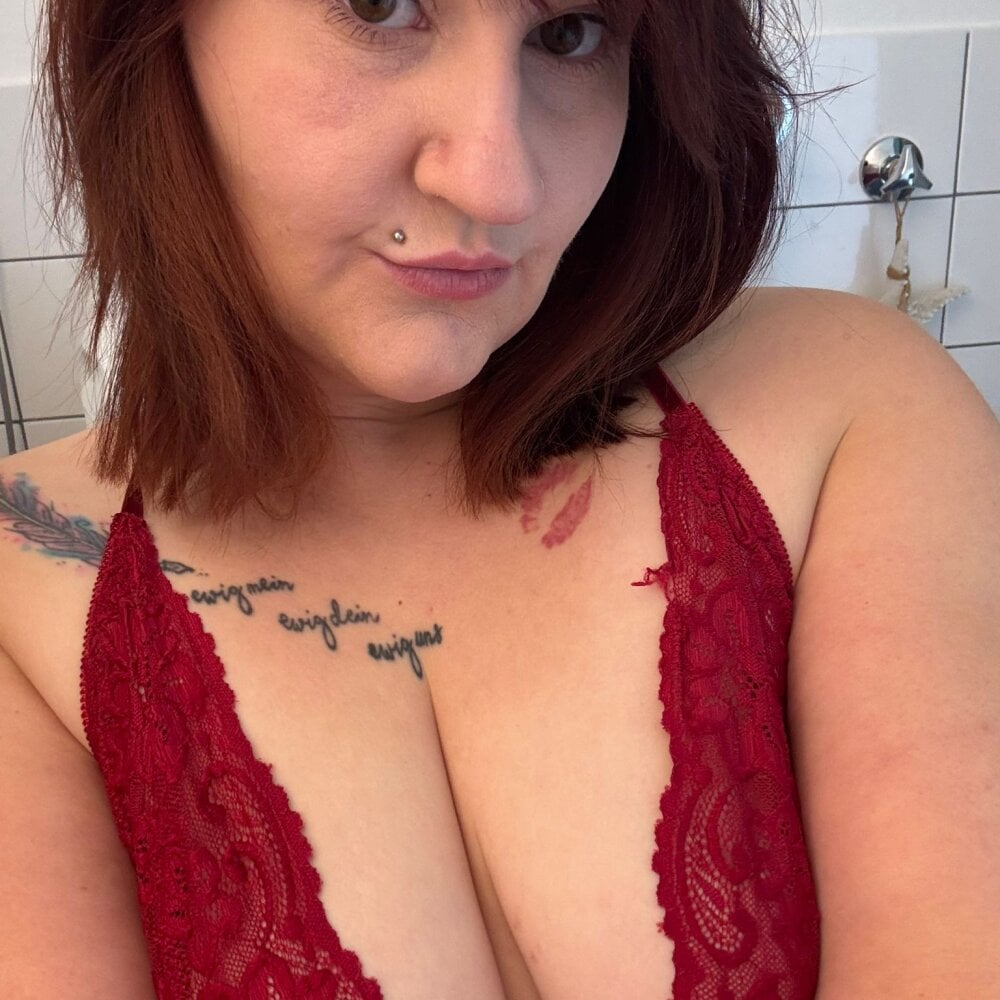 livesex.fan misscurvy1988 livesex profile in somewhere-on-the-east cams