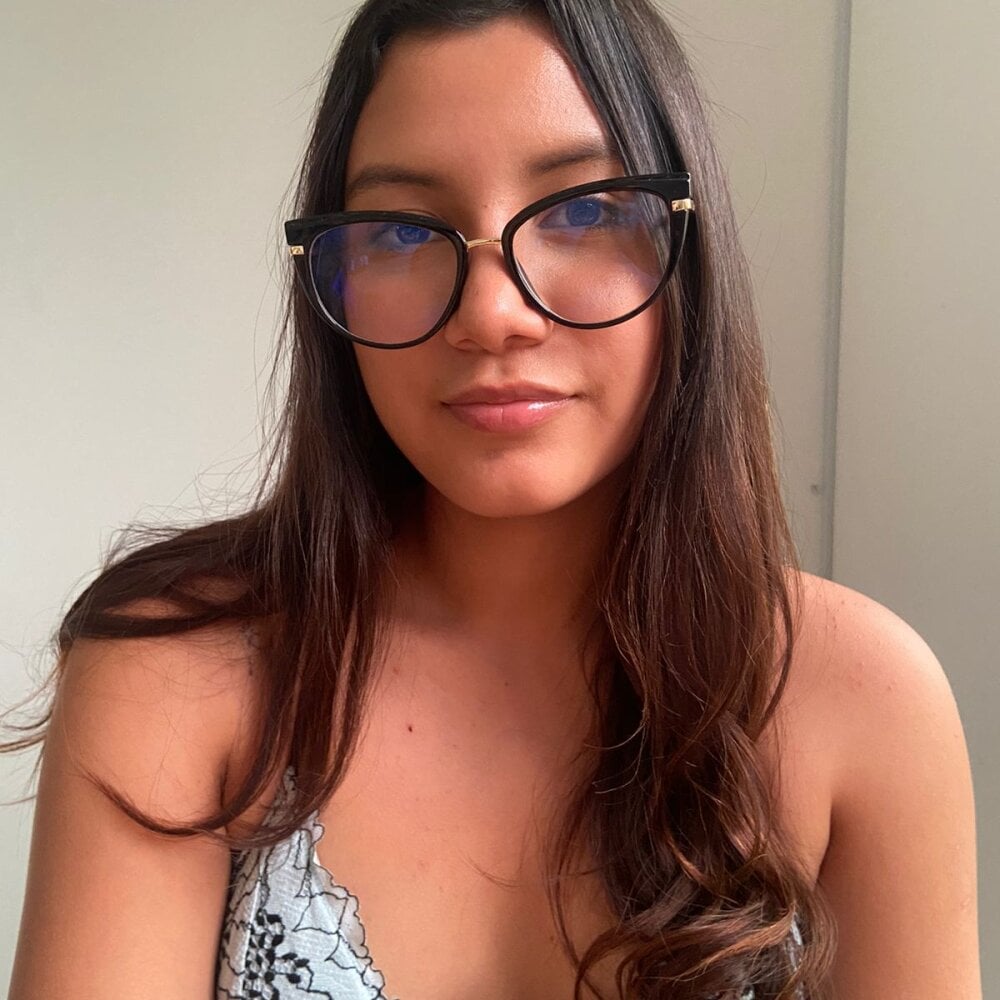 Niicolle_saenz's Offline XXX Chat