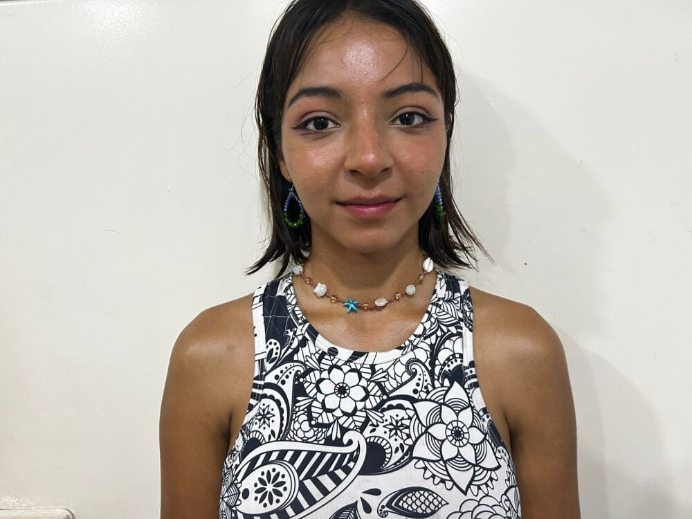 bella_ferrera webcam livesex profile in at-the-garage cams