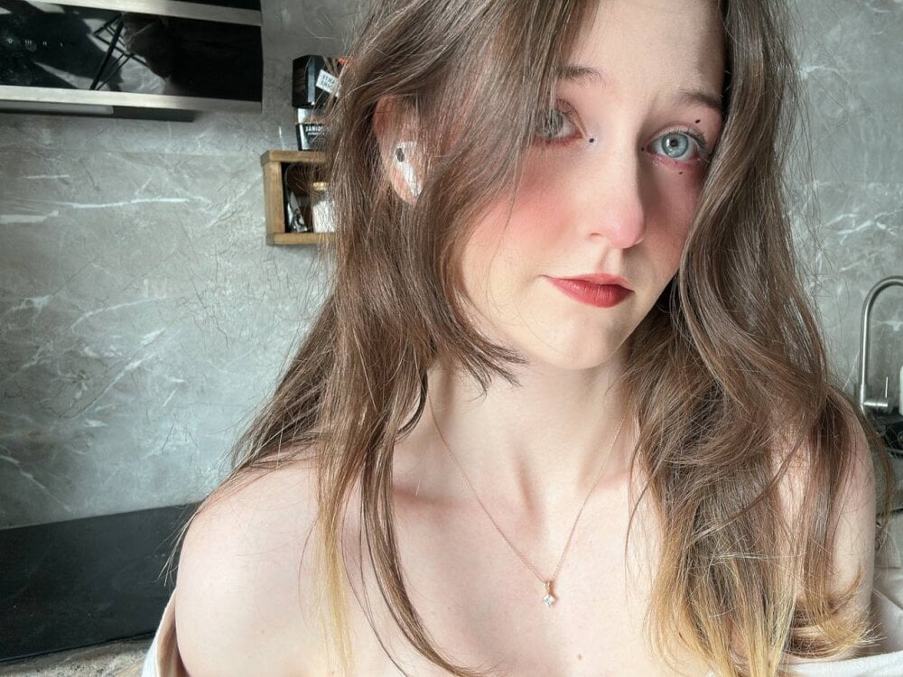 glamcambabes.com lily_land livesex profile in the-blue-banana cams