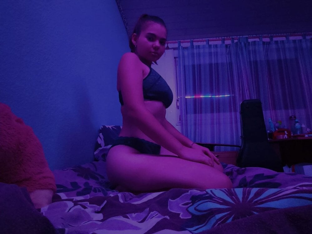 livestrip-joy.com mona_slearys livesex profile in in-a-place-full-of-orgasms cams