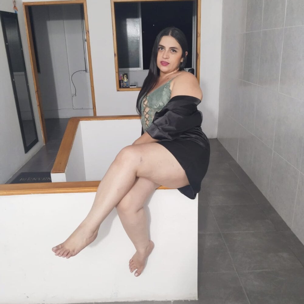 sexlivecamsites.com kattia_connors livesex profile in trimmed cams