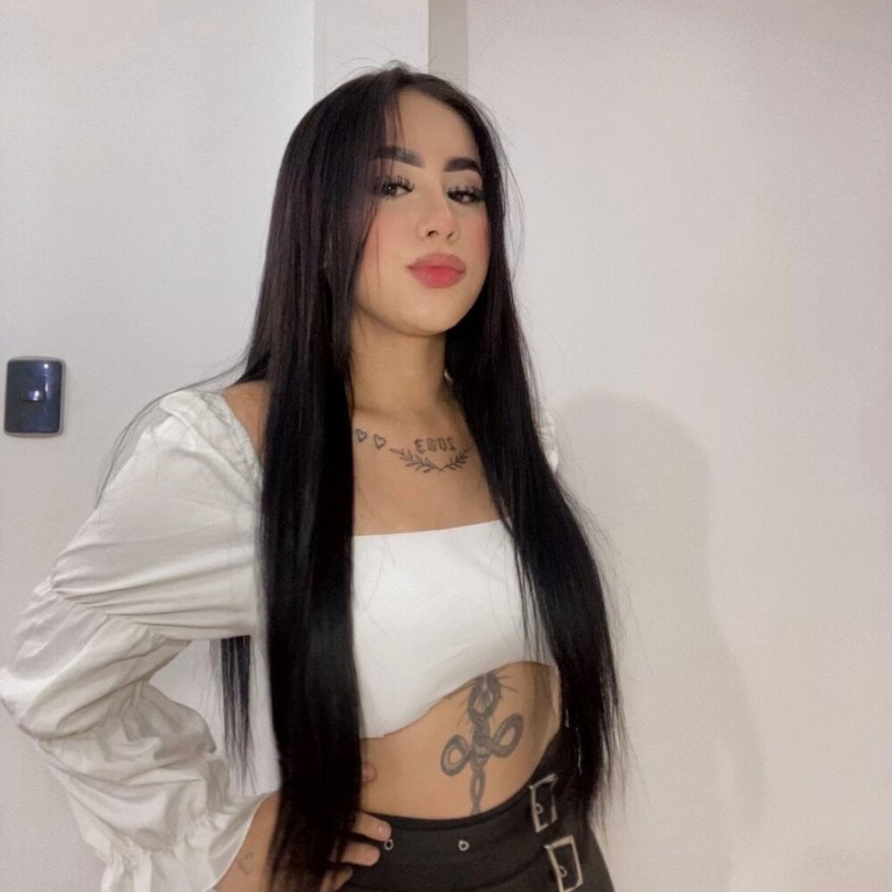 NoaahGreeyhh live cam model at StripChat